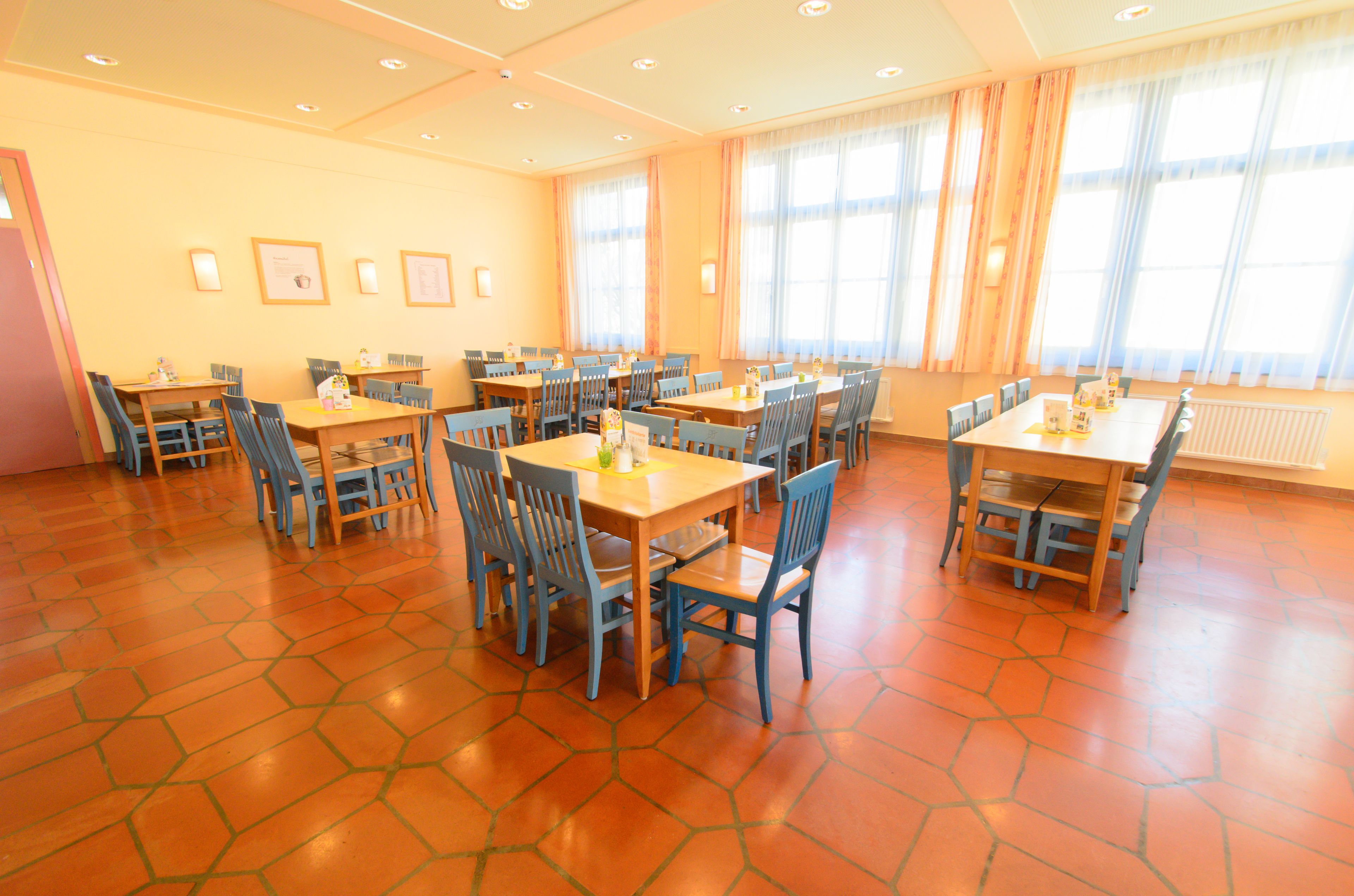 Café da manhã com buffet todos os dias (EUR 18 por pessoa) 