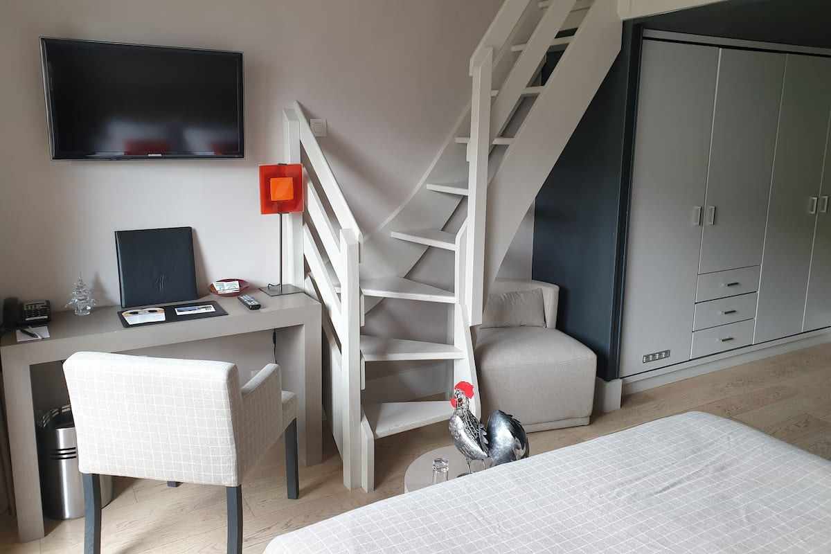 Chambre Famille Supérieure | Minibar, caja de seguridad en la habitación y escritorio