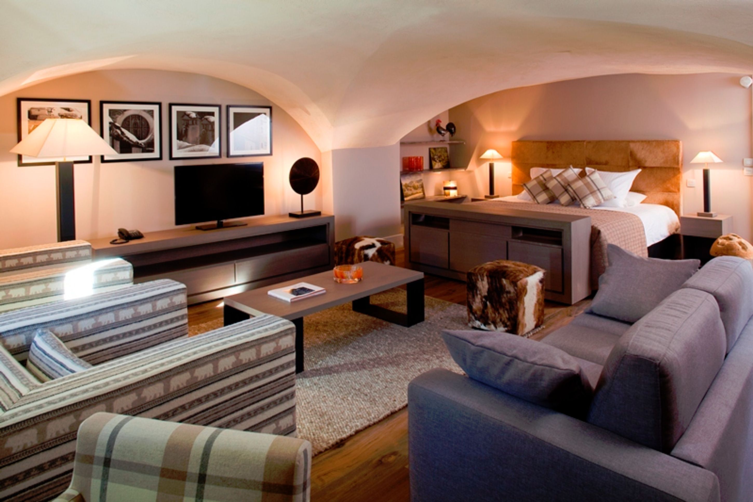 suite | living area | flat-screen tv