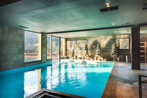 Piscine couverte, piscine extérieure, chaises longues