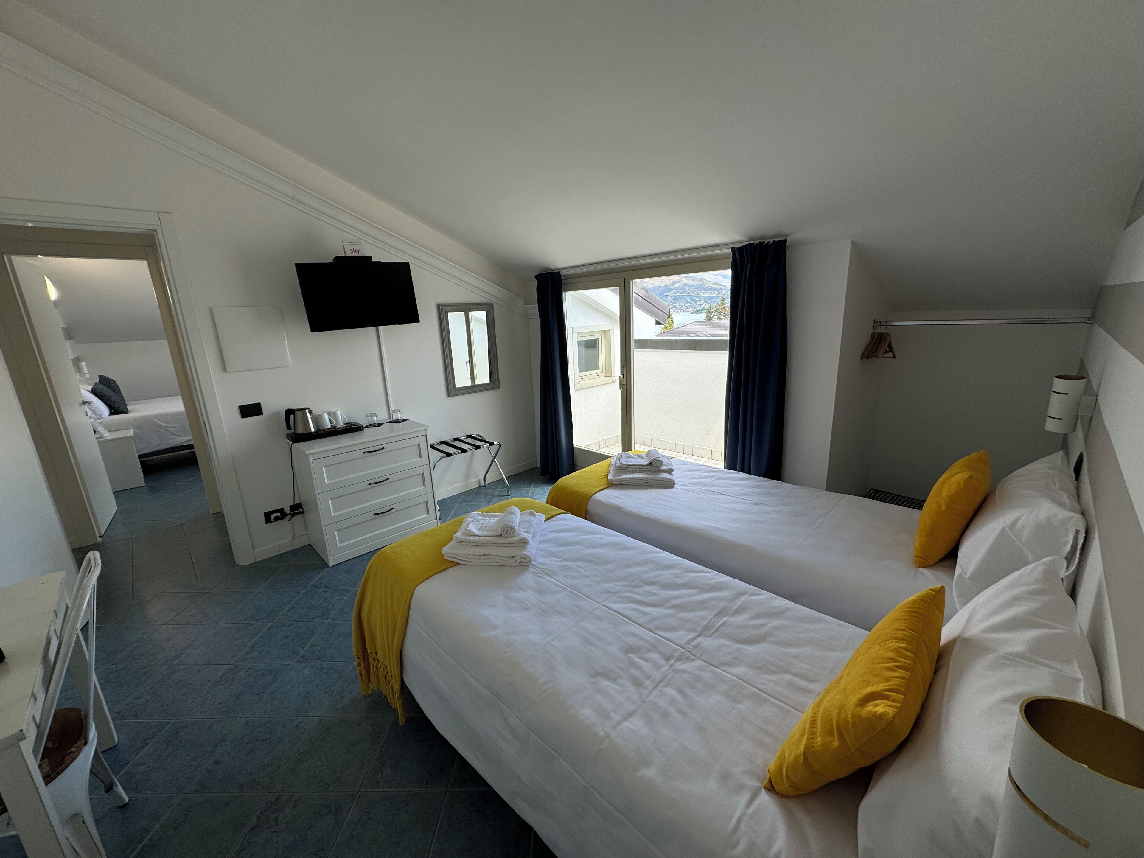 Habitación familiar, 2 habitaciones, vistas al lago | Edredones de plumas, colchones viscoelásticos, minibar y caja fuerte