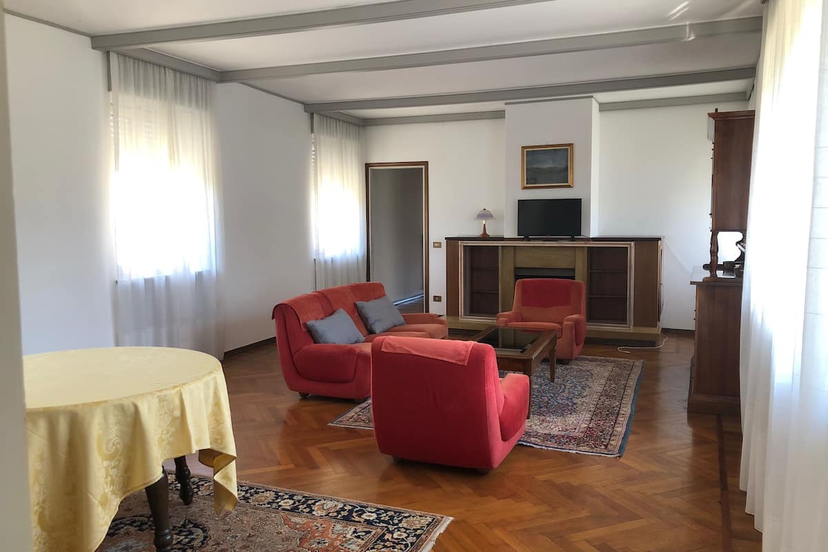 apartment, 1 queen bed, kitchen, annex building | living area | 22-inch flat-screen tv with satellite channels, tv