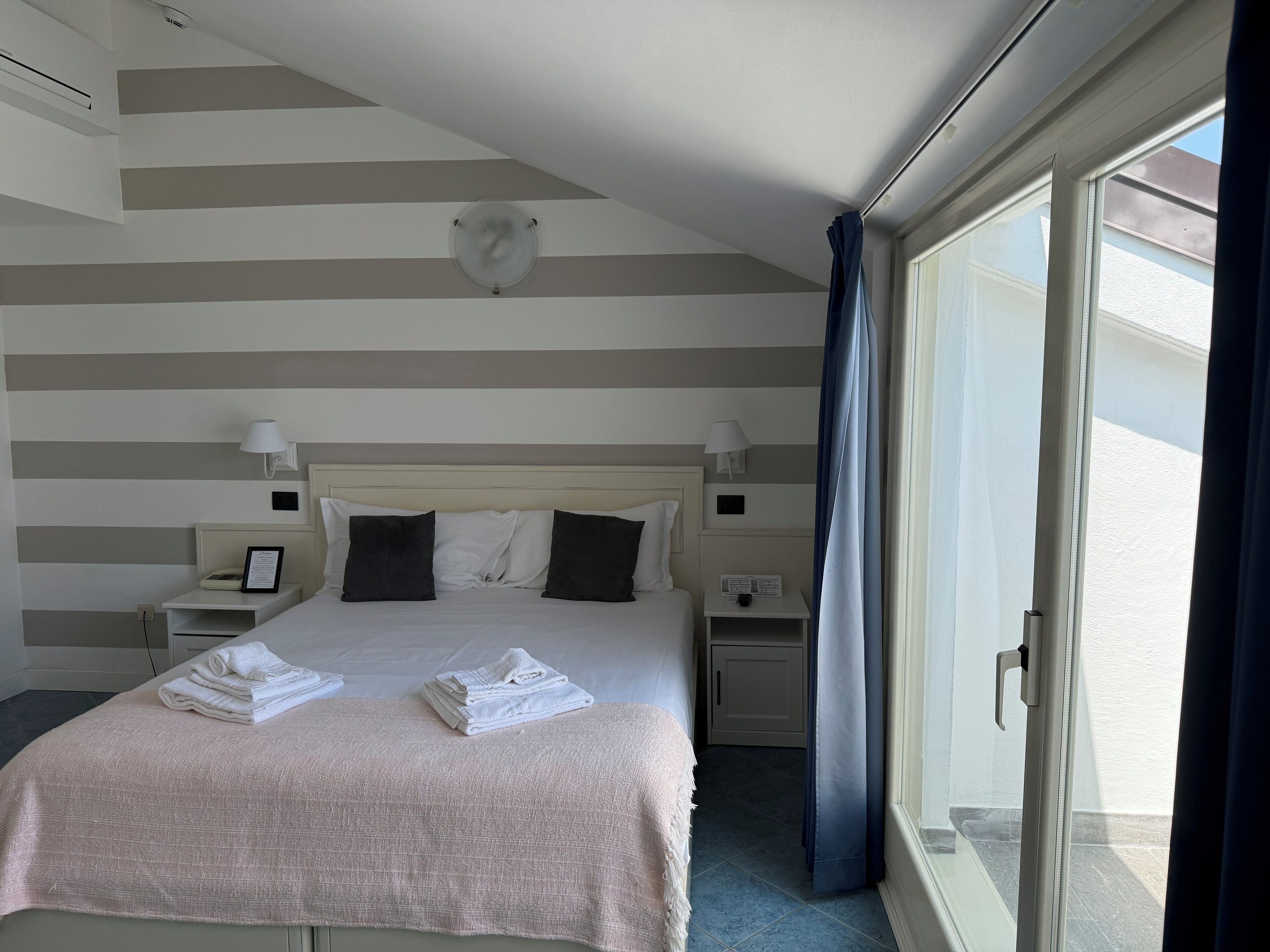 ห้องซูพีเรีย, ระเบียง, วิวทะเลสาบ | ผ้านวมขนเป็ด, เตียงเมมโมรีโฟม, มินิบาร์, ตู้นิรภัยในห้องพัก