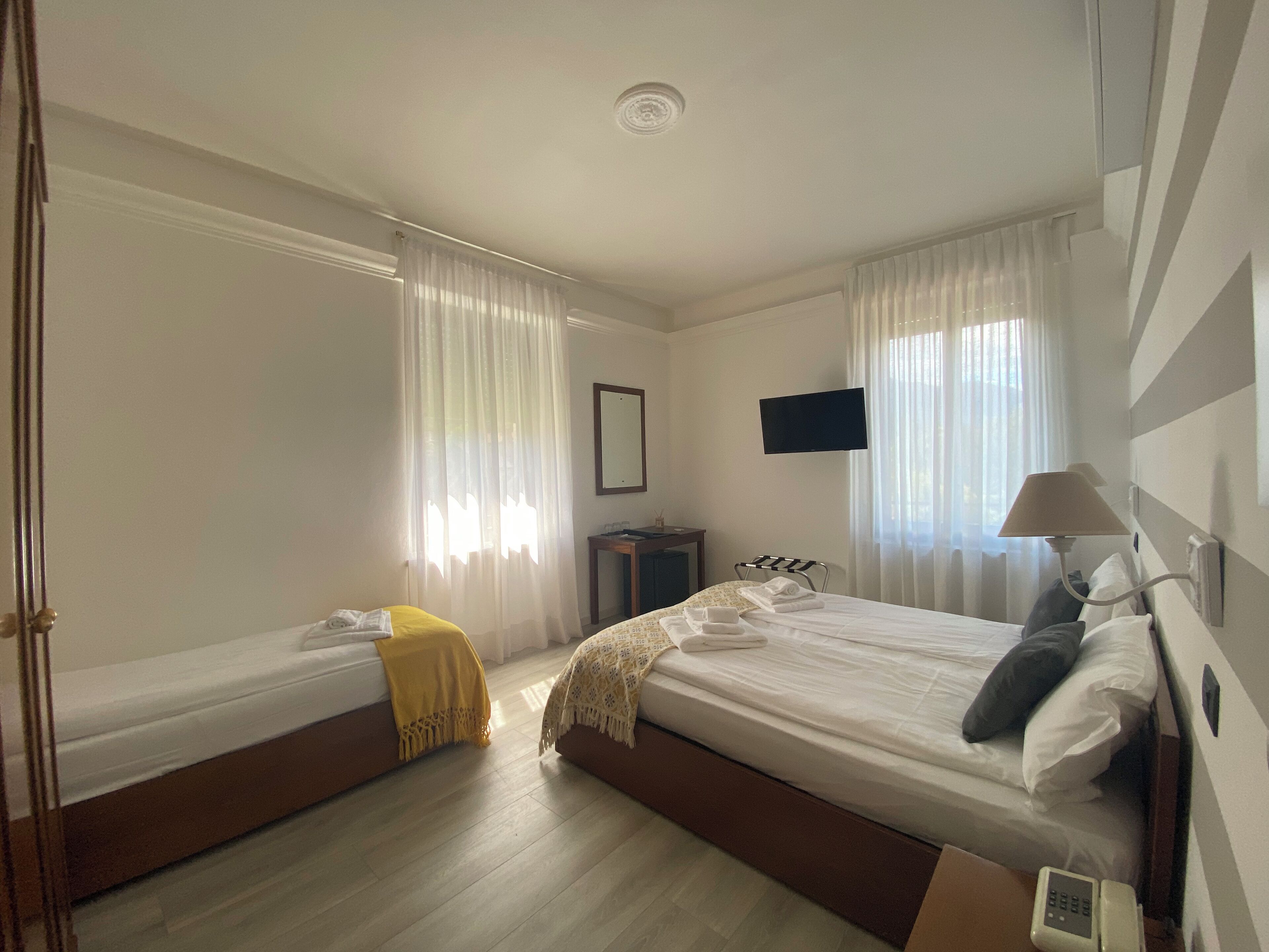 Habitación triple, vistas al lago | Edredones de plumas, colchones viscoelásticos, minibar y caja fuerte