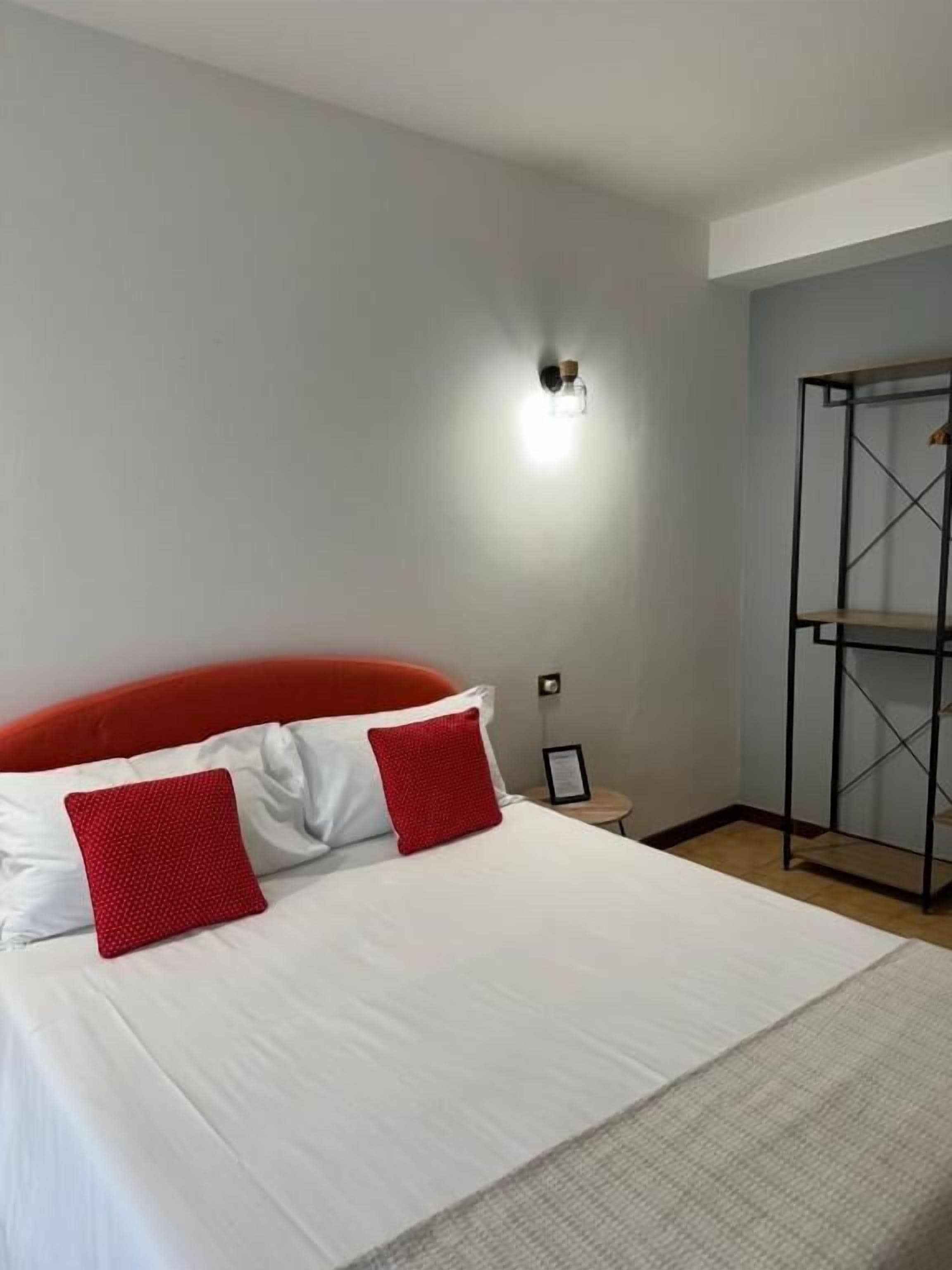 Habitación económica, en edificio anexo | Edredones de plumas, colchones viscoelásticos, minibar y caja fuerte