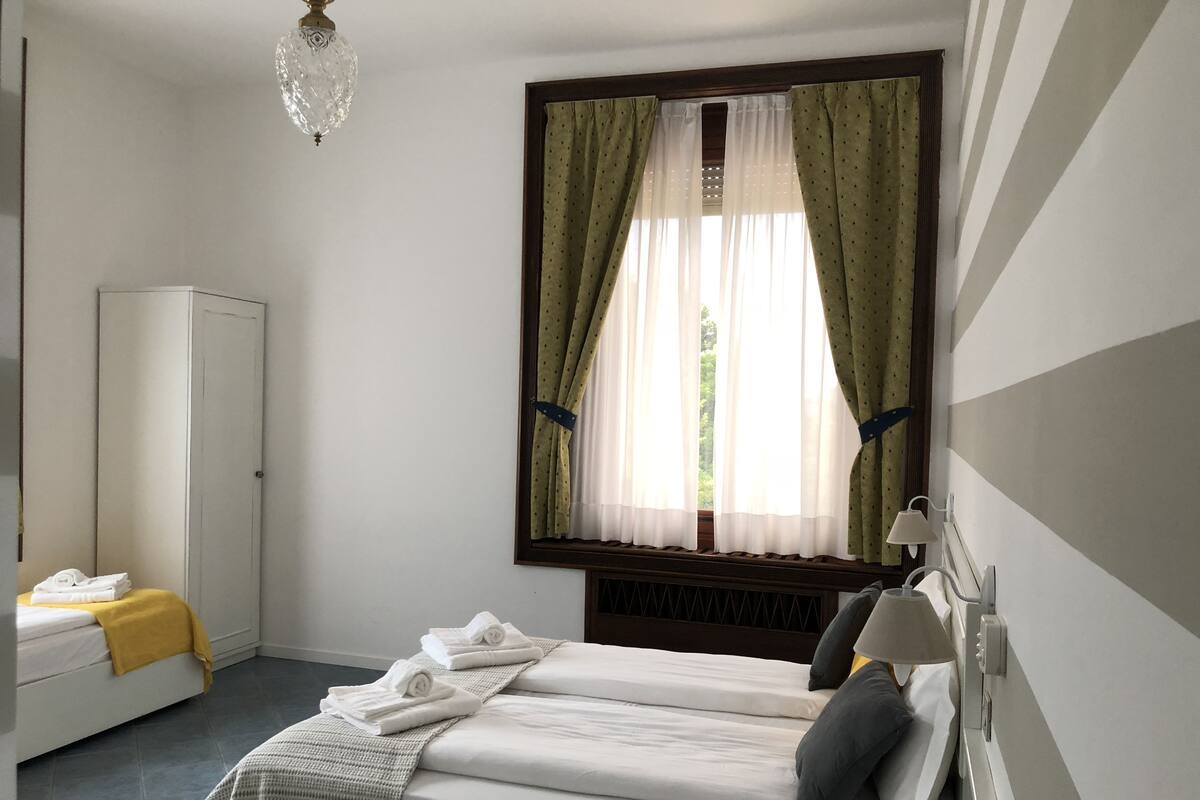 Camera tripla, vista giardino | Copriletto in piuma, materassi in memory foam, minibar