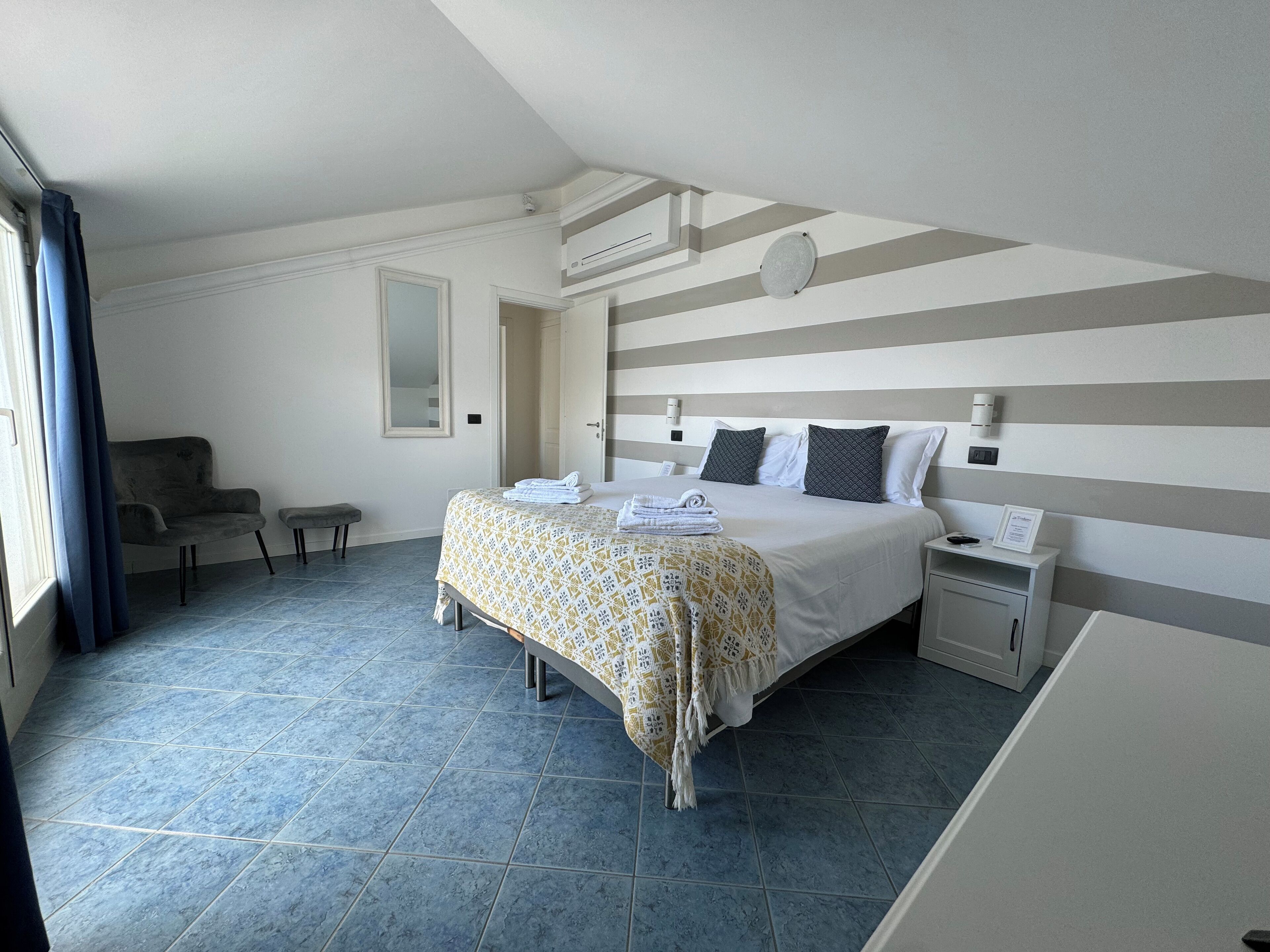 ห้องแฟมิลี่, 2 ห้องนอน, วิวทะเลสาบ | ผ้านวมขนเป็ด, เตียงเมมโมรีโฟม, มินิบาร์, ตู้นิรภัยในห้องพัก