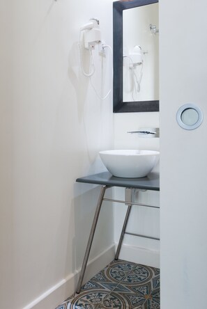 Shower, hair dryer, towels - The Moods (Barcelona)