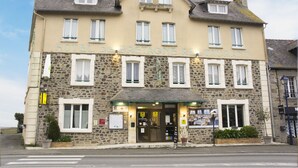 Front of property - Hotel Le Bretagne (Le Vivier-sur-Mer)