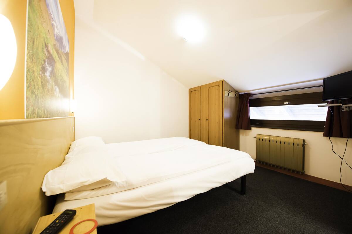 Economy Double or Twin Room | In-room safe, blackout drapes, WiFi (free), bed sheets