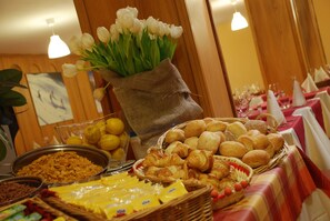 Free daily buffet breakfast - Hotel Teola (Livigno)