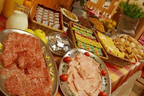 Free daily buffet breakfast