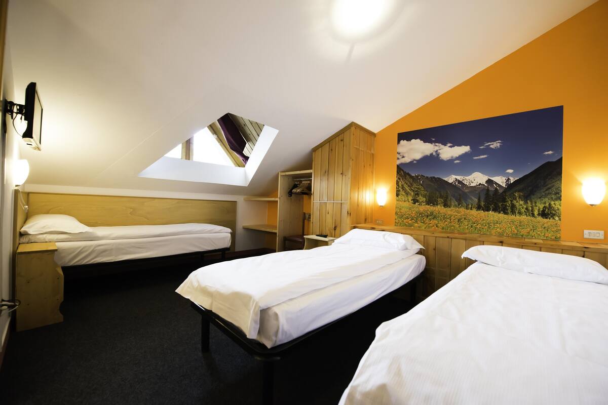 Economy Triple Room | In-room safe, blackout drapes, WiFi (free), bed sheets