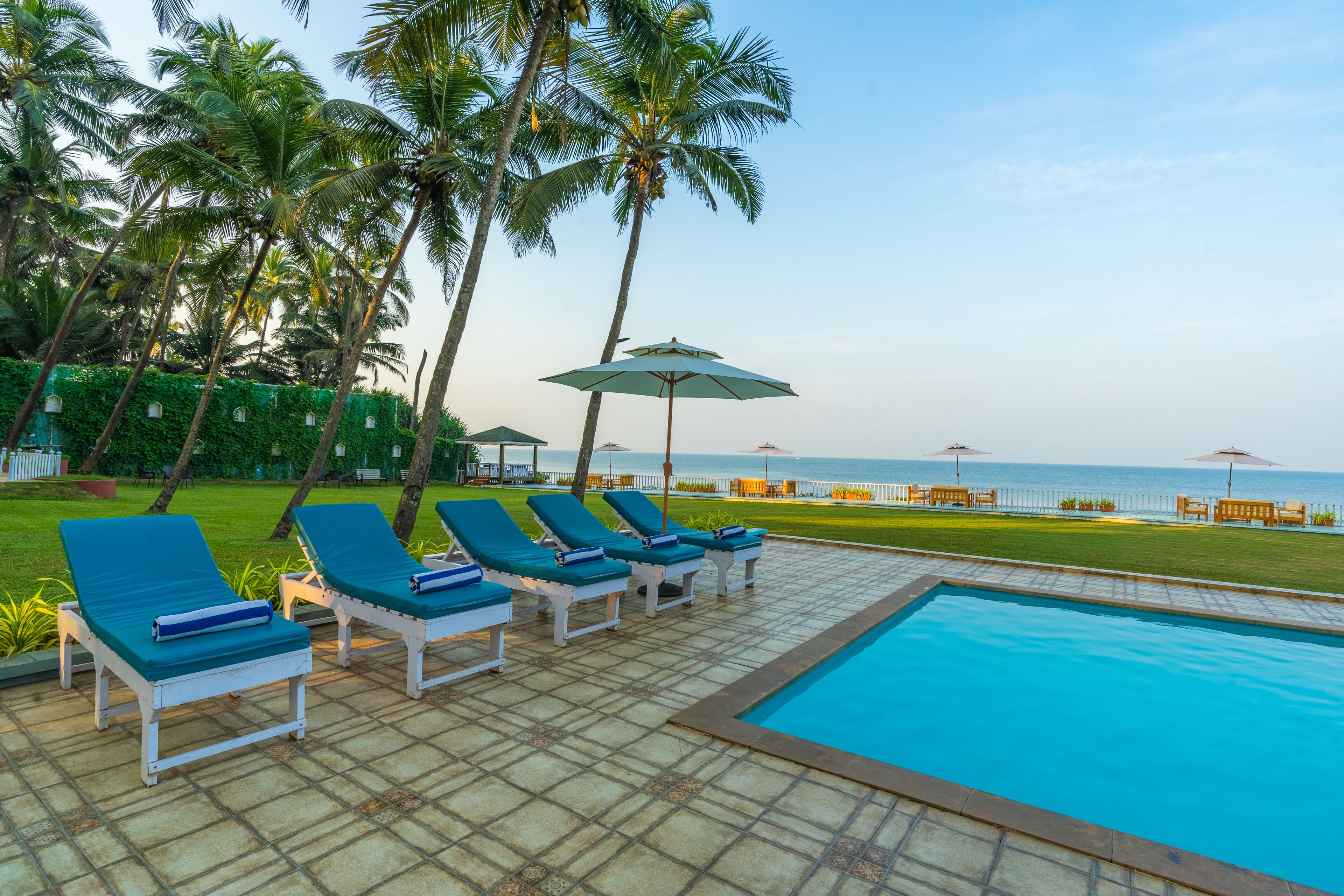 Una piscina al aire libre, sombrillas