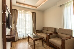 行政套房 | 迷你吧贈品、房內夾萬、書桌、隔音