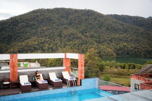 2 bars/lounges