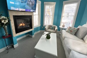 Deluxe Suite | Premium bedding, down comforters, in-room safe, free WiFi - Lotus Provincetown (Provincetown)