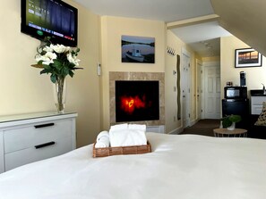 Habitación superior, 1 habitación, baño privado, vista a la ciudad | Ropa de cama de alta calidad y edredón