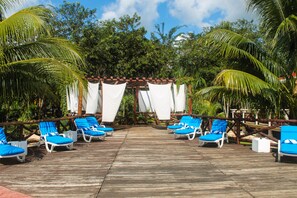Outdoor pool, pool umbrellas - Real Mayab Hotel & Bungalows (Kaua)