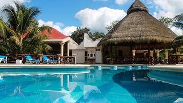 Una piscina al aire libre, sombrillas