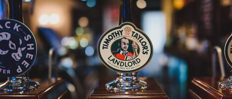 Een bierkraan met de aanduiding 'Timothy Taylor's Landlord', met een klassiek blond bier.