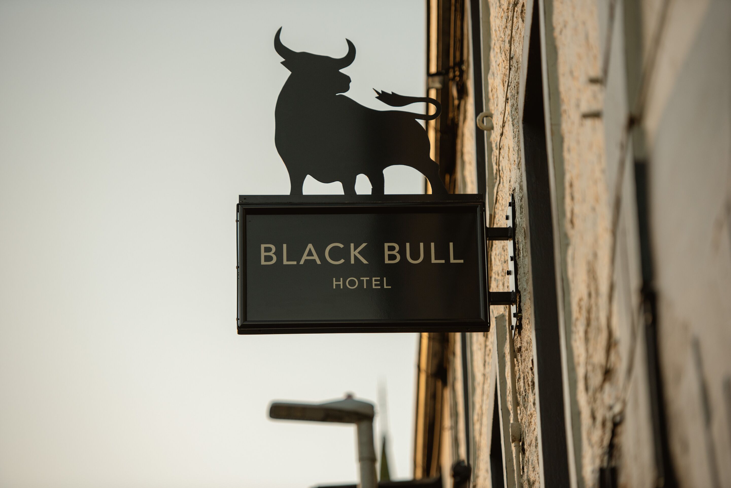 Letrero del Hotel Black Bull con silueta de toro.