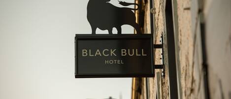 Letrero del Hotel Black Bull con silueta de toro.