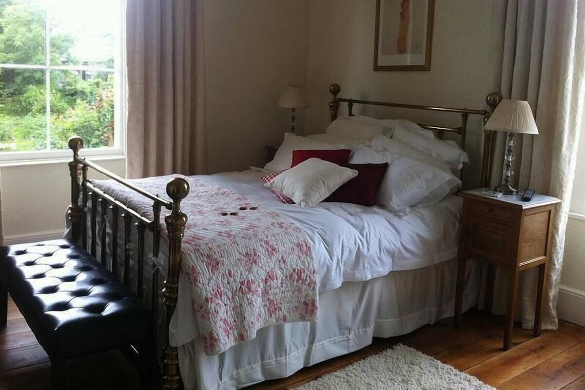 Habitación doble, 1 cama de matrimonio grande, baño privado | Tabla de planchar con plancha y wifi gratis