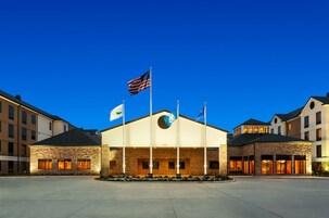 Fachada de la propiedad por la tarde o noche