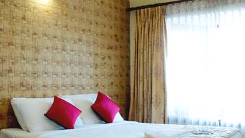 Egyptian cotton sheets, premium bedding, in-room safe, desk