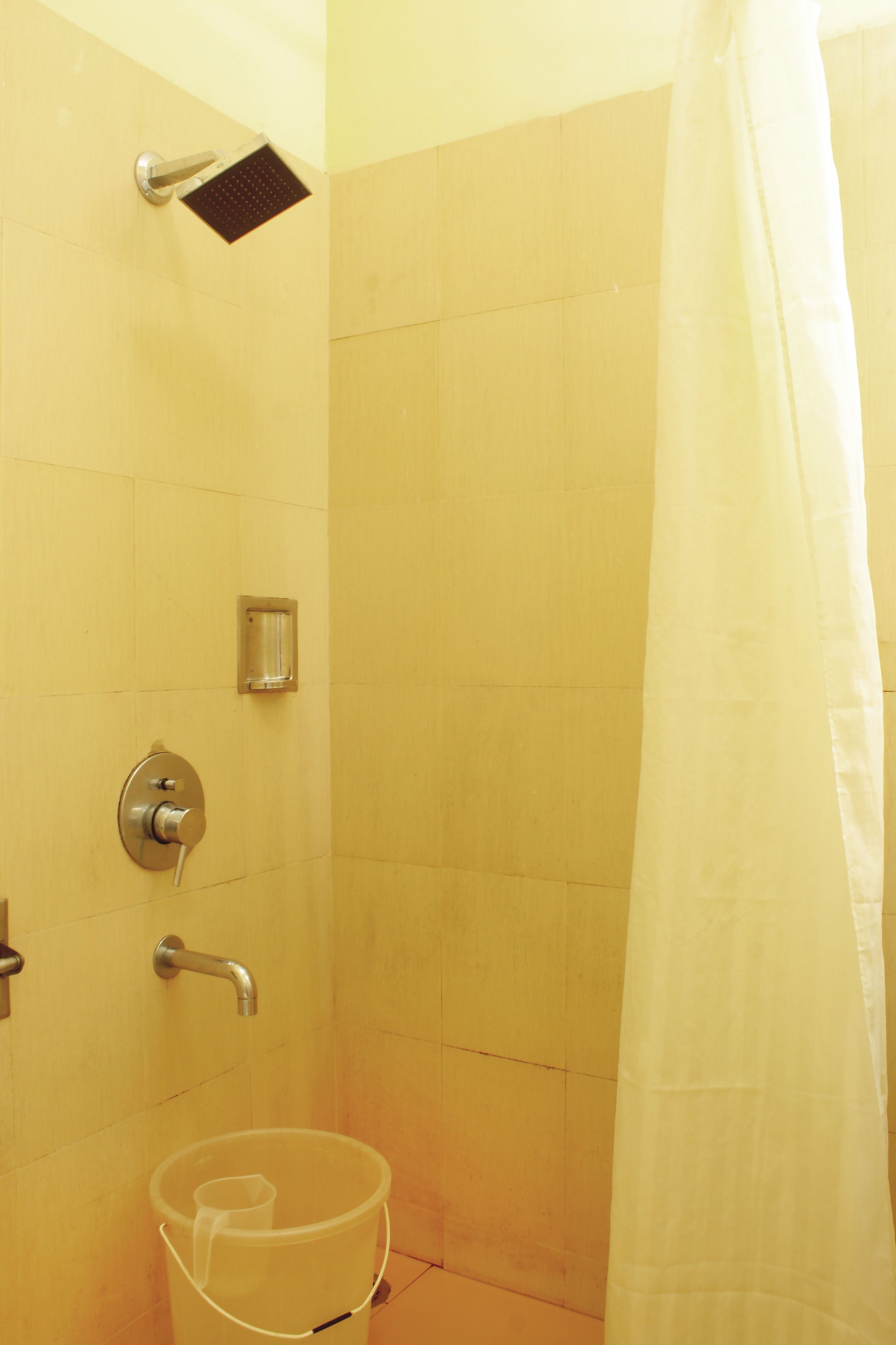 Un baño con ducha, inodoro y lavabo.