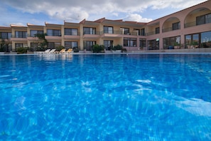 Seasonal outdoor pool, pool umbrellas, sun loungers