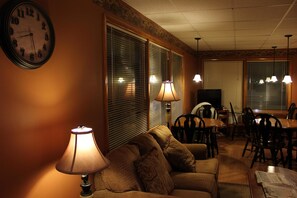 Lobby sitting area - Midlands Lodge (Hastings)