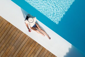 Außenpool, geöffnet von 08:00 Uhr bis 19:00 Uhr, Sonnenschirme