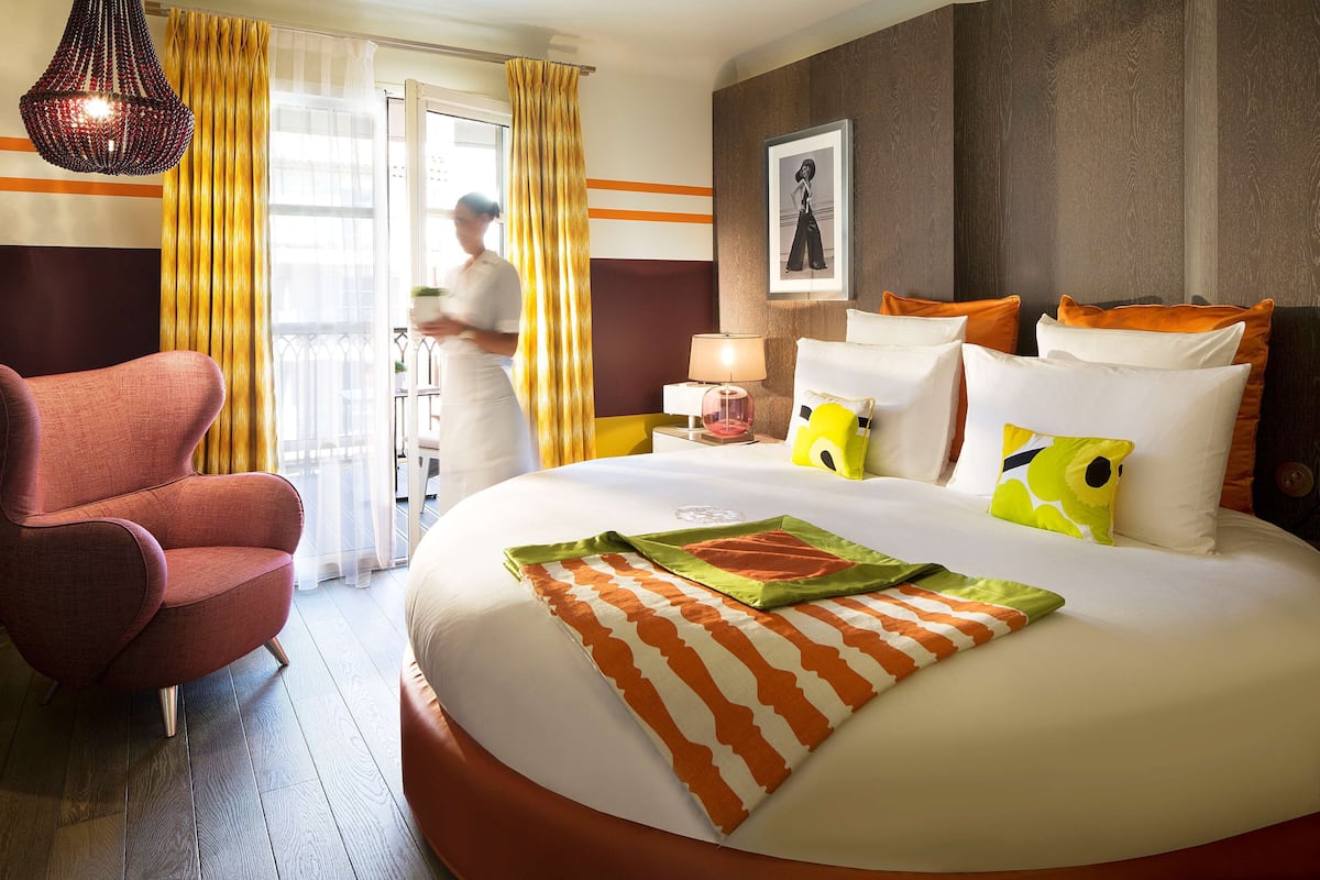 Habitación, patio | Ropa de cama de alta calidad y artículos del minibar gratis