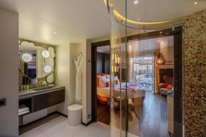 Habitación, terraza (Round Patio) | Baño | Artículos de higiene personal gratuitos, secador de pelo y albornoces