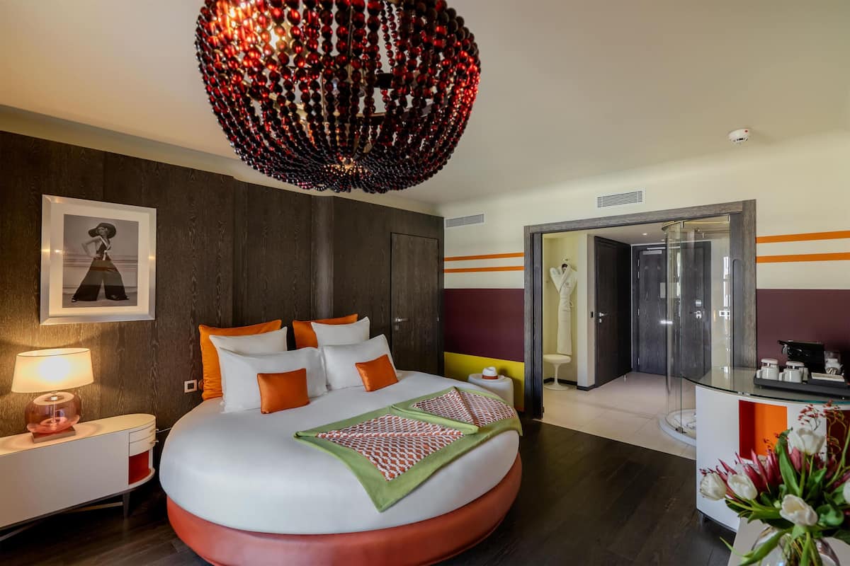 Room (Round Patio Terrace)