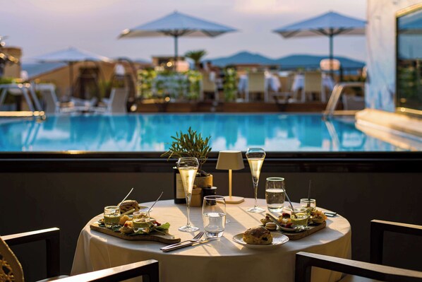 Déjeuner servi sur place, vue sur le jardin 