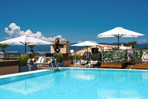 Una piscina al aire libre (de 08:00 a 19:00), sombrillas, tumbonas