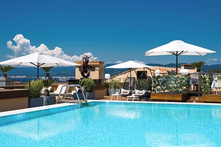 Outdoor pool, open 8:00 AM to 7:00 PM, pool umbrellas, sun loungers. Hôtel de Paris Saint-Tropez