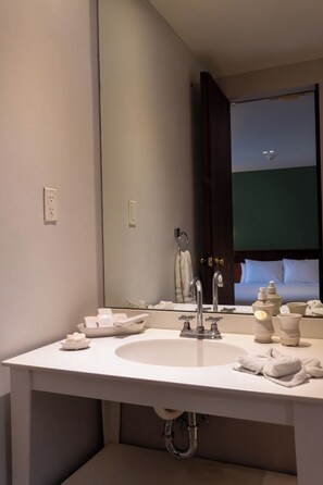 Superior King | Bathroom