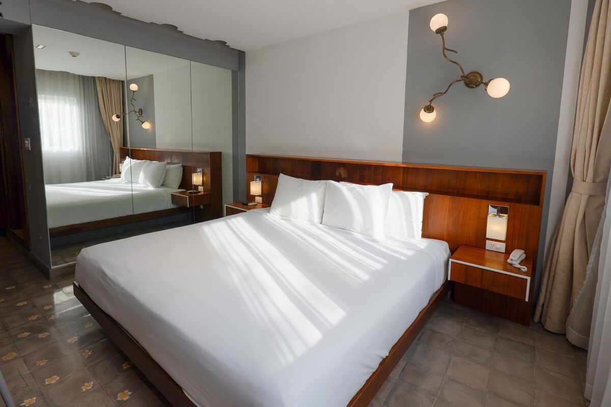 Caja fuerte, cortinas opacas, wifi gratis y ropa de cama