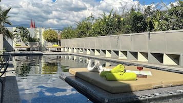Una piscina al aire libre