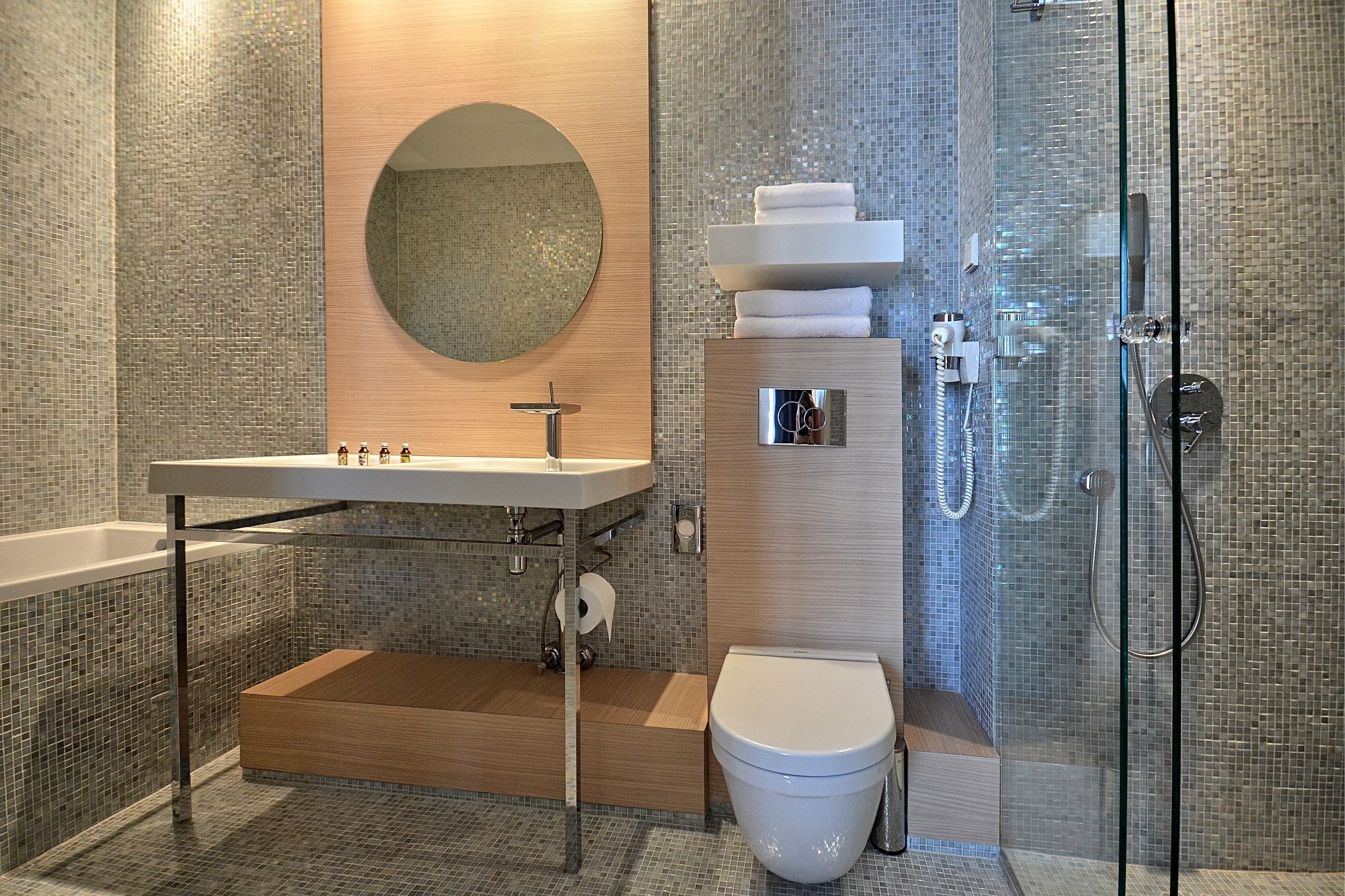 suite | bathroom | free toiletries, hair dryer, towels