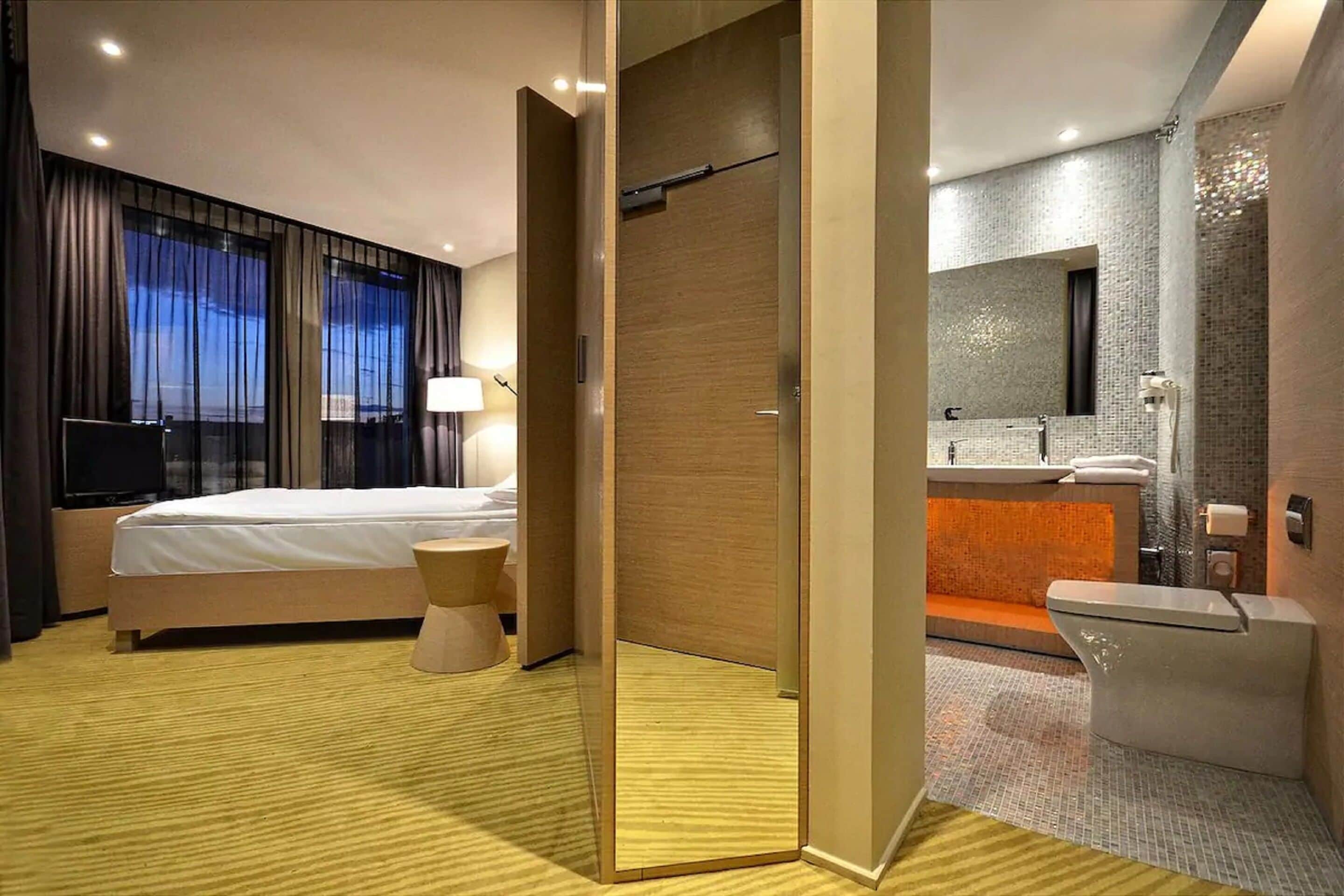 mezzo queen room | soundproofing, free wifi, bed sheets, wheelchair access