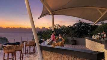 2 bars/lounges, rooftop bar, lobby lounge, sports bar