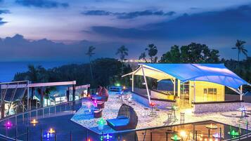 2 bars/lounges, rooftop bar, lobby lounge, sports bar