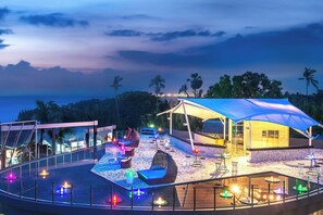 2 bars/lounges, rooftop bar, lobby lounge, sports bar