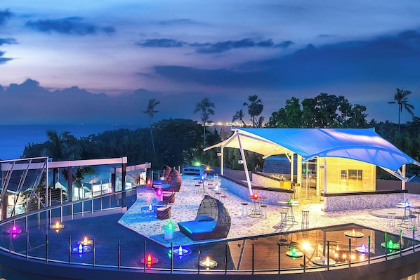 2 bars/lounges, rooftop bar, lobby lounge, sports bar