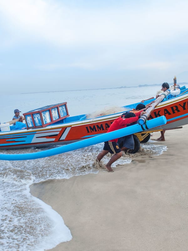 Beach nearby, black sand, free beach shuttle, sun-loungers